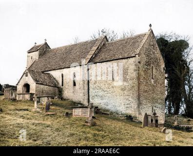 La petite église de Saint Michael à Duntisbourne Rouse, Gloucestershire, Angleterre. Date: 13th siècle Banque D'Images