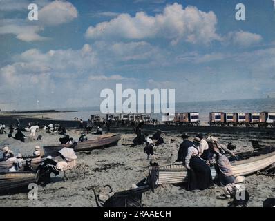 Une scène de plage intéressante à Walton-on-the-Naze, Essex, Angleterre. Les gens ont l'air plutôt trop habillés à l'oeil moderne. Notez également les machines de baignade à côté de la mer. Date: Vers 1900 Banque D'Images