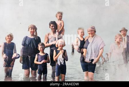 Un groupe de familles heureux capturé dans le temps sur la plage à Westgate-on-Sea, Kent, Angleterre. Date: 1923 Banque D'Images