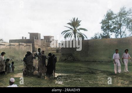 Extraction d'eau d'un puits à Bandar Abbas, une ville portuaire et la capitale de la province d'Hormozgan dans le sud de l'Iran (Perse). Date: 1930s Banque D'Images