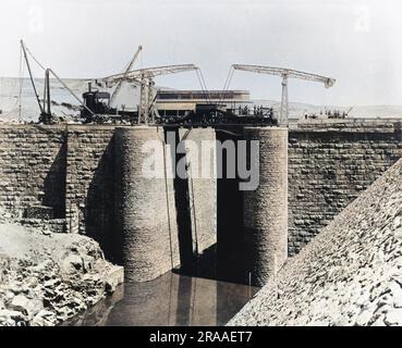 L'entrée en amont des écluses de l'ancien ou du bas barrage d'Assouan, achevée en 1902. Date: 1902 Banque D'Images