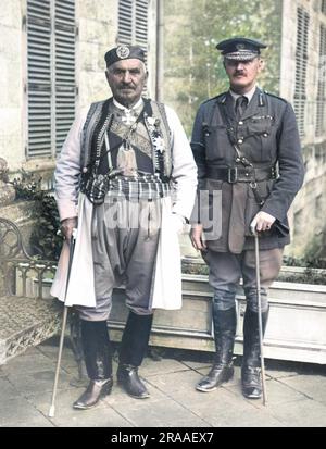 Le roi du Monténégro, Nikola ou Nicholas I (1841 - 1921), qui a régné de 1910 à 1918 et a été en exil en France pendant la première Guerre mondiale, ici avec le général Sir Edmund Allenby, à Bryas (aujourd'hui Brias), au nord de St Pol, en France, en novembre 1916. Date: Nov-16 Banque D'Images