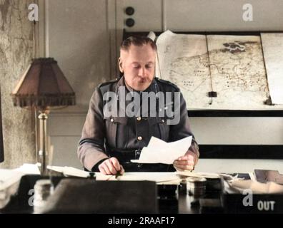 Le maréchal Sir Douglas Haig (1861-1928) dans son train du siège social en France pendant la première Guerre mondiale, avec des cartes de la France et de la Belgique derrière lui. Date: Vers 1918 Banque D'Images