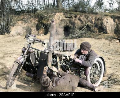 Deux hommes appartenant à une unité de mitrailleuse de moto avec une moto Scott pendant la première Guerre mondiale, utilisant une mitrailleuse Vickers pour tirer à bord d'un avion. Date: 1914-1918 Banque D'Images