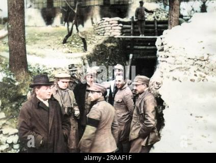 Le général Giuseppe (surnom de Peppino) Garibaldi (1879-1950), dans une tranchée avec d'autres, dont un journaliste anglais ou américain, pendant la première Guerre mondiale. Il est au centre du groupe, portant une casquette de général et un pardessus sombre. Date: 1914-1918 Banque D'Images