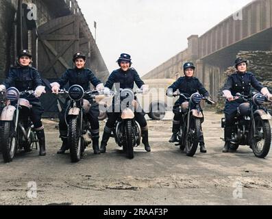 Les femmes expédient des cavaliers en formation pendant la Seconde Guerre mondiale. Date: 1940s Banque D'Images