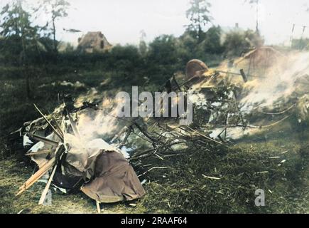 Un triplane britannique de Sopwith est descendu en flammes à Passchendaele, en Flandre, pendant la première Guerre mondiale. Date : 23 août 17 Banque D'Images