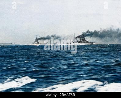 Deux croiseurs de bataille britanniques en mer, HMS Tiger (à gauche) et HMS Lion (à droite), en mer pendant la première Guerre mondiale. Date: 1914-1918 Banque D'Images