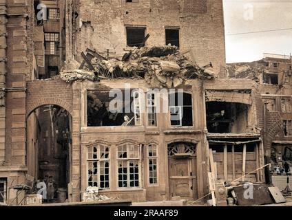 Une bombe a endommagé un bâtiment en Allemagne pendant la Seconde Guerre mondiale. Date: Vers 1940s Banque D'Images