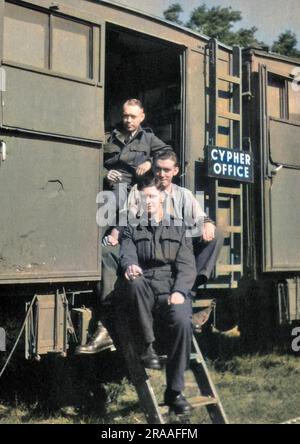 Trois soldats britanniques à l'extérieur d'une compagnie de chemin de fer servant de bureau de chiffrement pendant la Seconde Guerre mondiale. Date: Vers 1940s Banque D'Images