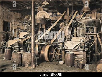 Une série de machines dans une usine de fabrication de plomb blanc, utilisées pour fabriquer un obus d'artillerie en WW1 Date: Vers 1915 Banque D'Images