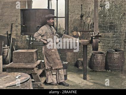 Un ouvrier dans une usine, ayant une pause de son travail. L'usine a produit pour nous des éclats de plomb dans des obus d'artillerie - époque WW1 Date: Vers 1915 Banque D'Images