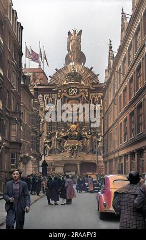 Une rue étroite de Londres avec une exposition marquant l'accession du roi George VI Date: Vers 1936 Banque D'Images