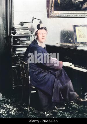 Le chanteur d'opéra russe Feodor Ivanovich Chaliapin (1873 û1938) assis à un piano Bluthner dans son studio en 1913. Date: 1913 Banque D'Images