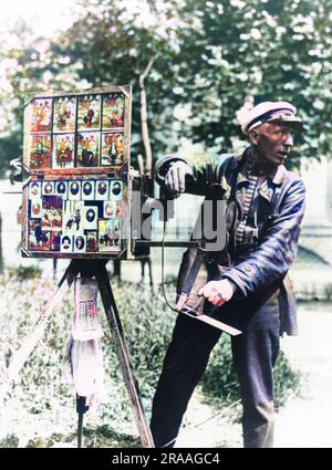 Une fédération de photographe de rue avec son appareil photo et le trépied à Moscou, Russie. Date : 1920 Banque D'Images