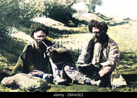 Deux membres de la Milice kurde se détendent pendant la guerre russo-turque (24 avril 1877 û 3 mars 1878). Date: Vers 1877 Banque D'Images