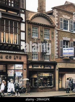 Le magasin de tabac House of Bewlay à Eastgate Street, Chester, Cheshire, où l'activité paranormale a été signalée à partir de 1968. Les incidents comprenaient une photo tombant sur le sol, avec la vis coupée en deux, l'ouverture et la fermeture des portes, ainsi que des bruits de limage et d'estampage. Date: Vers 1970s Banque D'Images