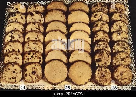 Desserts macarons et pains à thé. (24) plaquettes de cerisier, (25) plaquettes de noyer, (26) plaquettes de ananas. Date: 1936 Banque D'Images