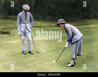 Le duc et la duchesse de York (le futur roi George VI, et la reine Elizabeth, la reine mère), photographiés jouant au golf lors de leur lune de miel en 1923. Date: 1923 Banque D'Images
