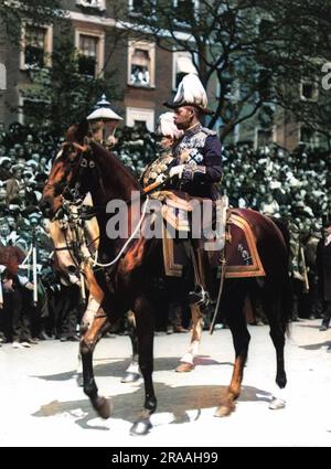 Portrait du roi George V à cheval devant une foule. Banque D'Images