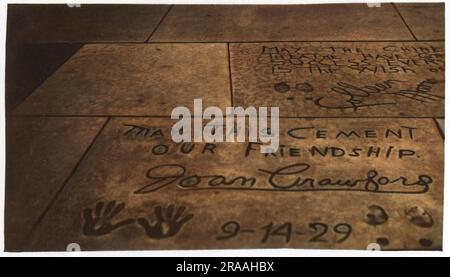 Empreintes, empreintes et autographes de stars de cinéma à l'extérieur du théâtre chinois de Grauman, Hollywood, Californie, États-Unis. Joan Crawford est incluse. Date: 1939 Banque D'Images