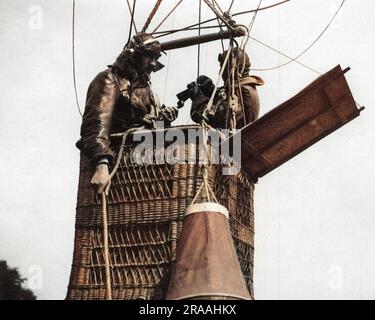 Deux hommes avec des téléphones et des cartes dans le panier d'un ballon d'observation RFA sur le front occidental en France pendant la première Guerre mondiale. Date: Vers 1916 Banque D'Images