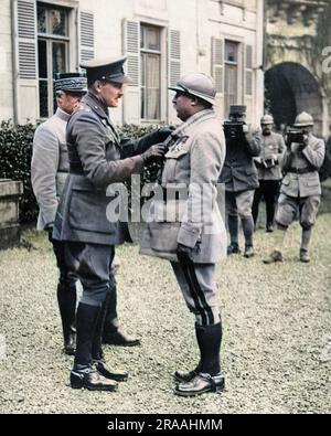 Arthur, prince de Connaught présente une décoration militaire à un général français sur le front occidental pendant la première Guerre mondiale. Deux hommes à l'arrière-plan se tiennent avec leurs appareils photo prêts. Date: Vers 1916 Banque D'Images