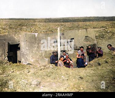 Les soldats britanniques prennent le contrôle d'un point fort allemand sur la ligne Hindenburg, sur le front occidental en France pendant la première Guerre mondiale. Date: Vers 1916 Banque D'Images