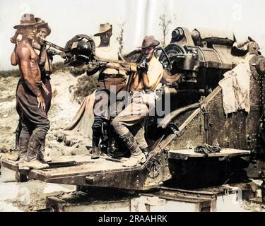 Des tireurs australiens chargent des obus dans un gros fusil par temps chaud sur le front occidental, la première Guerre mondiale. Date: Vers 1916 Banque D'Images