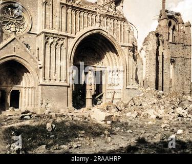 Vue sur l'entrée principale de la cathédrale d'Ypres, en Belgique, après avoir bombardé le front occidental pendant la première Guerre mondiale. Date: Vers 1916 Banque D'Images