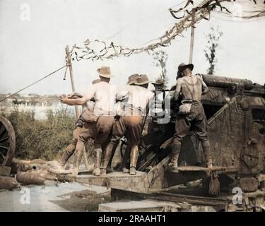 Les tireurs australiens chargent une carapace dans un gros fusil par temps chaud sur le front occidental de la première Guerre mondiale. Date: Vers 1916 Banque D'Images