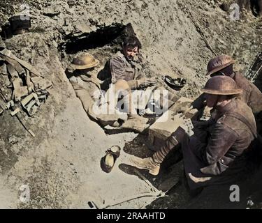 Gordon Highlanders joue des cartes dans une tranchée de réserve avant de remonter la ligne sur le front occidental pendant la première Guerre mondiale. Date: Vers 1916 Banque D'Images