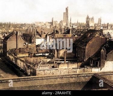 Un point de vue général sur Ypres, en Belgique, après avoir bombardé le front occidental pendant la première Guerre mondiale. Date: Vers 1916 Banque D'Images