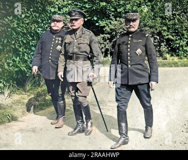 Sir Douglas Haig avec les généraux français Joffre et Foch, probablement à Beauquesne, en France, en août 1916, lors d'une visite du roi George V, première Guerre mondiale. Date: Vers 1916 Banque D'Images