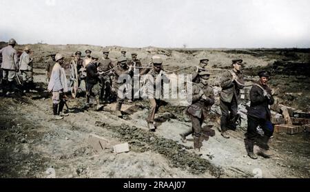 Des soldats britanniques transportant des obus sur le front occidental pendant la première Guerre mondiale, sous la surveillance des troupes françaises. Date: Vers 1916 Banque D'Images