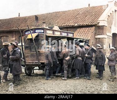 Une pause café a été amenée de Londres au front occidental en France pendant la première Guerre mondiale, avec des soldats rassemblés autour de lui. Date: Vers 1916 Banque D'Images