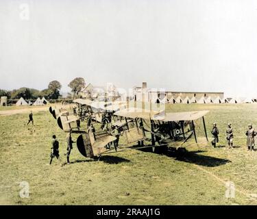 Des avions britanniques sur le point de partir en patrouille sur le front occidental en France pendant la première Guerre mondiale. Date: Vers 1916 Banque D'Images