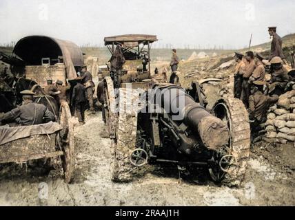 Une grosse arme britannique transportée sur le front de mer par mauvais temps pendant la première Guerre mondiale. Date: Vers 1916 Banque D'Images