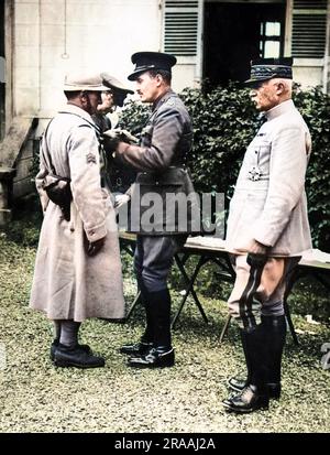 Le prince Arthur de Connaught décorant un sergent français sur le front occidental pendant la première Guerre mondiale. L'observation est le général Fayolle, commandant de l'armée de 6th. Date: Vers 1916 Banque D'Images