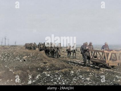 Les troupes britanniques marchent le long d'un chemin de fer léger sur le front occidental en France pendant la première Guerre mondiale. Date: Vers 1916 Banque D'Images