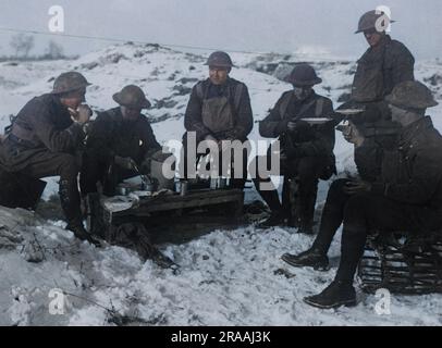 Des officiers sud-africains mangent un repas dans la neige sur le front de l'Ouest en France pendant la première Guerre mondiale. Date: Vers 1916 Banque D'Images