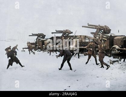 Des canons à neige britanniques anti-aériens se danseront lors d'une pause sur le front de l'Ouest pendant la première Guerre mondiale. Date: Vers 1916 Banque D'Images
