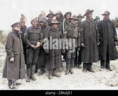 Un groupe de soldats noirs (NCO) dans un camp sur le front occidental en France pendant la première Guerre mondiale. Date: Vers 1916 Banque D'Images