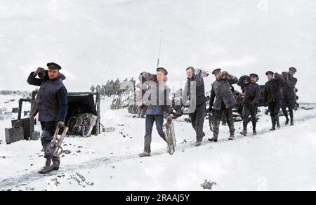 Des artileryeurs britanniques transportant des obus jusqu'à un fusil à travers la neige sur le front de l'Ouest pendant la première Guerre mondiale. Date: Vers 1916 Banque D'Images