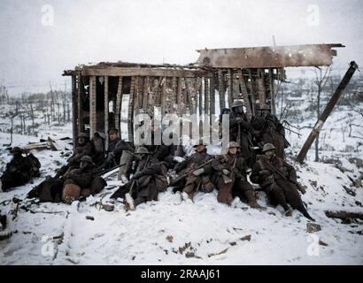 Les troupes britanniques se reposant dans la neige sur le chemin des tranchées, sur le front occidental en France pendant la première Guerre mondiale. Date: Vers 1916 Banque D'Images