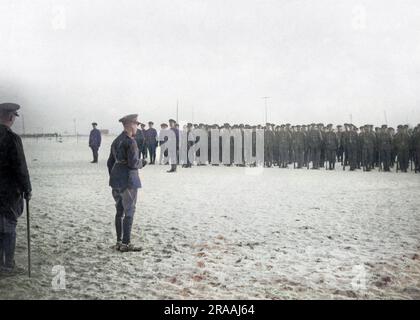 Edward, Prince de Galles (plus tard le roi Edward VIII) s'adressant à un régiment de soldats lors d'une inspection sur le front occidental en France pendant la première Guerre mondiale. Date: Vers 1916 Banque D'Images