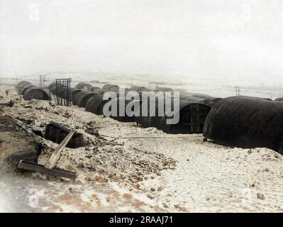 Une rangée de refuges de Nissen dans un camp de repos sur le front occidental pendant la première Guerre mondiale. La cabane semi-cylindrique de Nissen a été inventée par le major Peter Norman Nissen en 1916. Date: Vers 1916 Banque D'Images