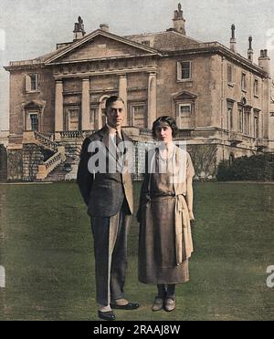 Le duc et la duchesse de York, le futur roi George VI et la reine Elizabeth (la reine mère), photographiés superposés devant le White Lodge dans le Grand parc de Richmond, leur première maison après leur mariage en avril 1923. Date: 1923 Banque D'Images