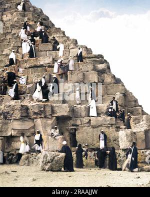 Personnes grimpant la Grande Pyramide, Egypte. Date: Vers 1870 Banque D'Images