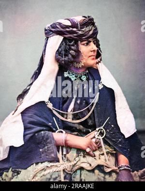 Ouled Nail Woman, Algérie, spécialisée dans un style particulier de danse. Date: Vers 1870 Banque D'Images